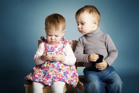 children-looking-at-mobiles